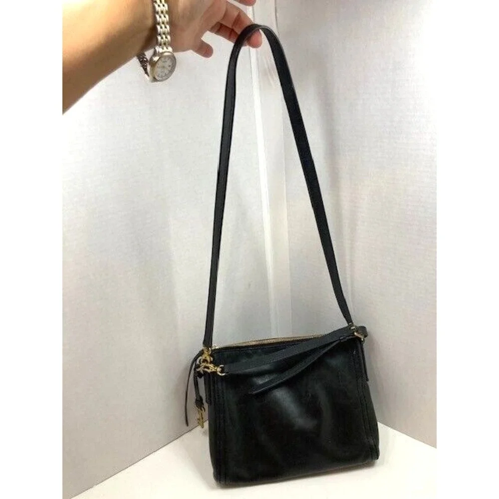 Fossil Emma EW Crossbody Bag Genuine Leather Black w/Gold Keychain pre-owned‎